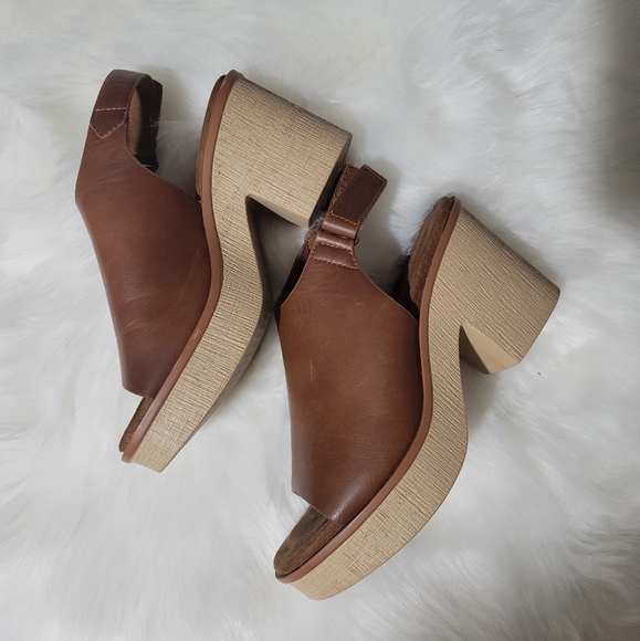 Brown Leather Women's Sandals - Picture 10 of 10